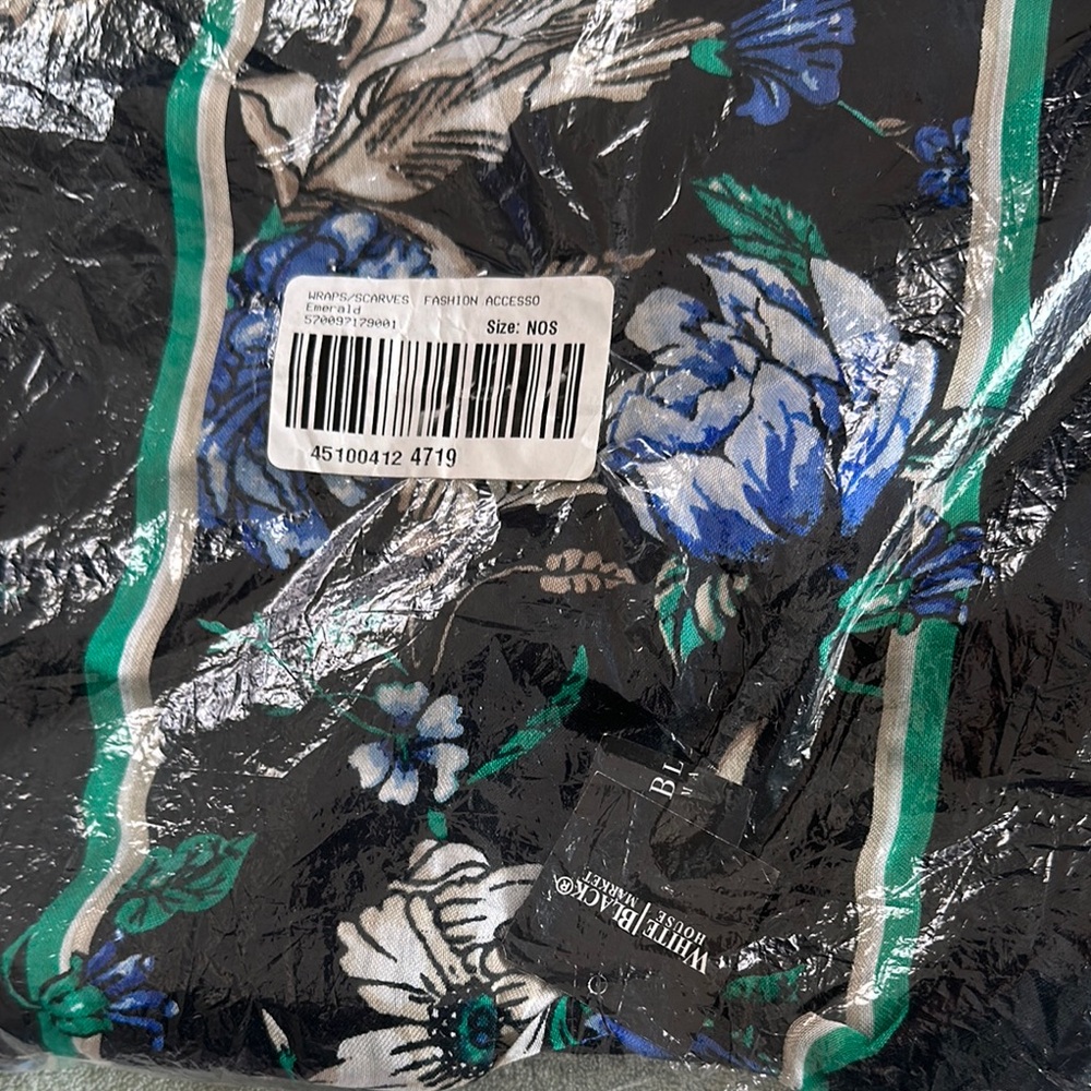 NWT WHBM Floral Scarf Size 21*34